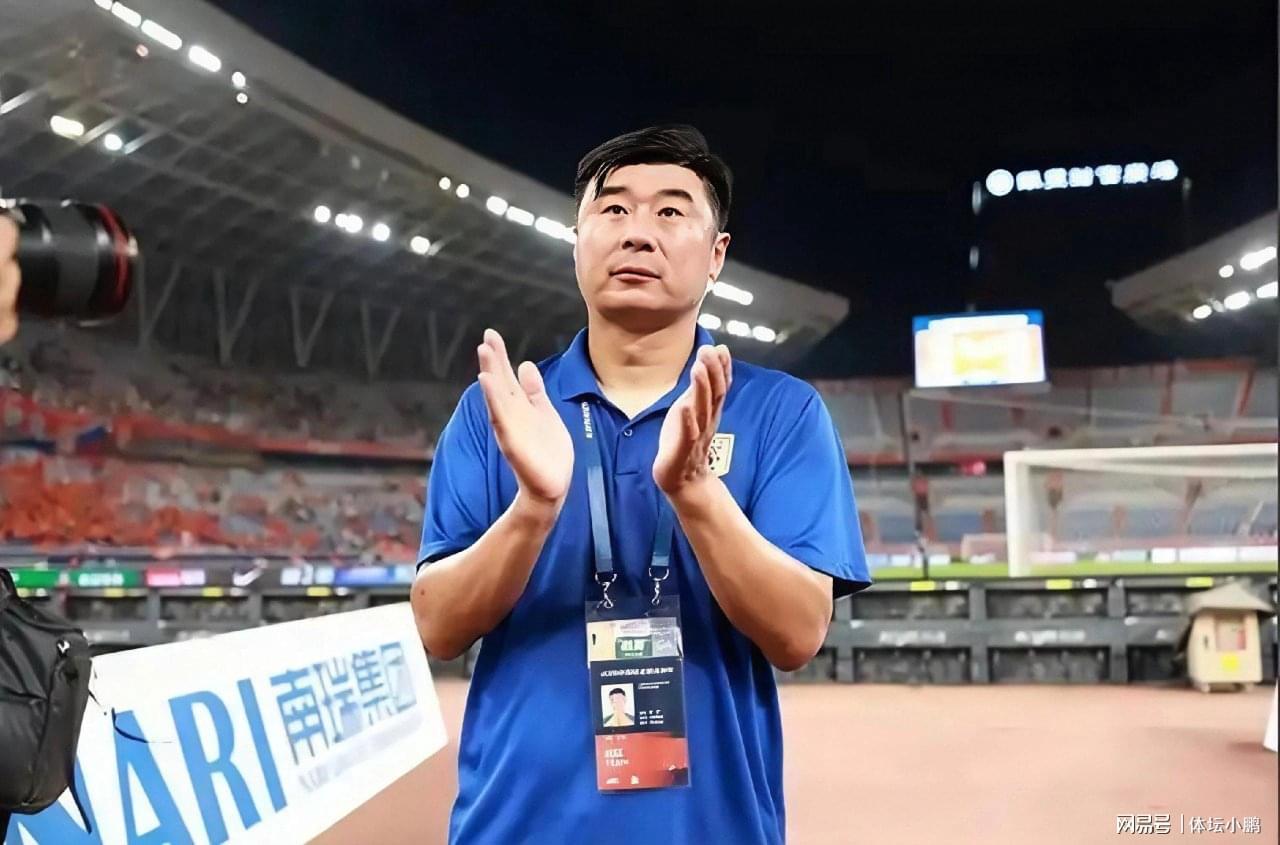 九游体育官网-韩鹏背锅,外援老化,后腰漏洞!泰山队保三争一成赛季最大笑话