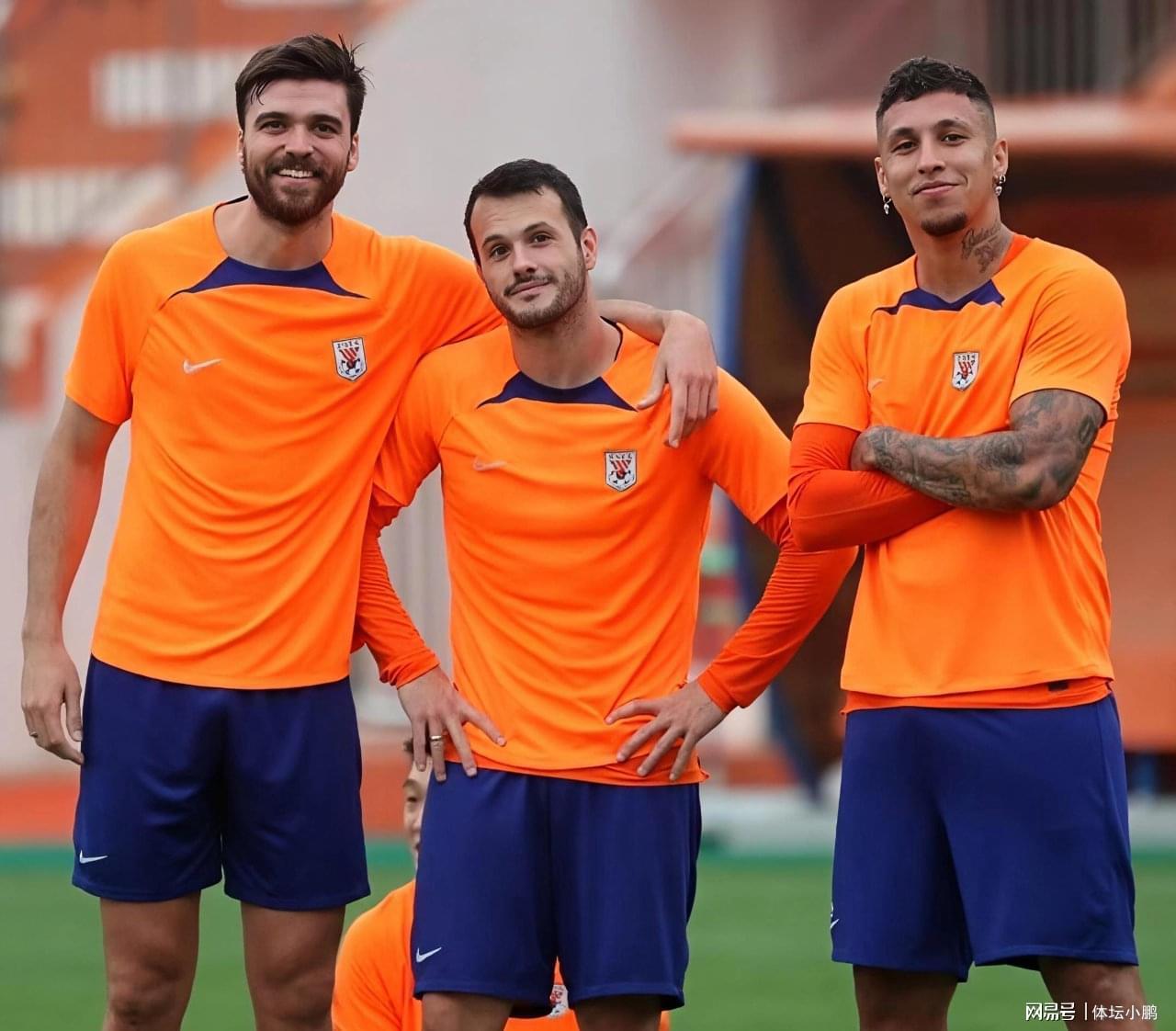 九游体育官网-韩鹏背锅,外援老化,后腰漏洞!泰山队保三争一成赛季最大笑话