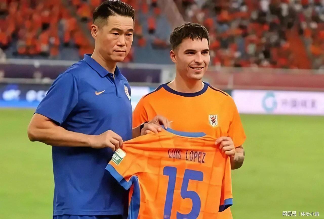 九游体育官网-韩鹏背锅,外援老化,后腰漏洞!泰山队保三争一成赛季最大笑话