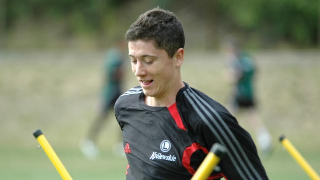 1654615558731077926.png 那个把莱万挤到第3级联赛的人 被酒精毁掉了青春…